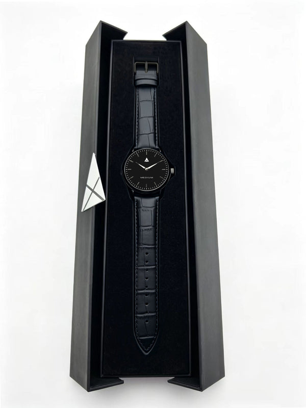 MEDIUM The Comeback 38 Leather All Black – Presentation box